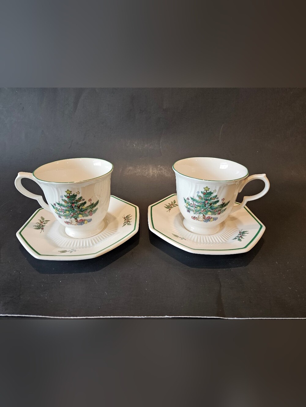 Nikko Classic Collection Set Of 2 (4 PC)Octagon Tea Cups & Saucers Christmastime
